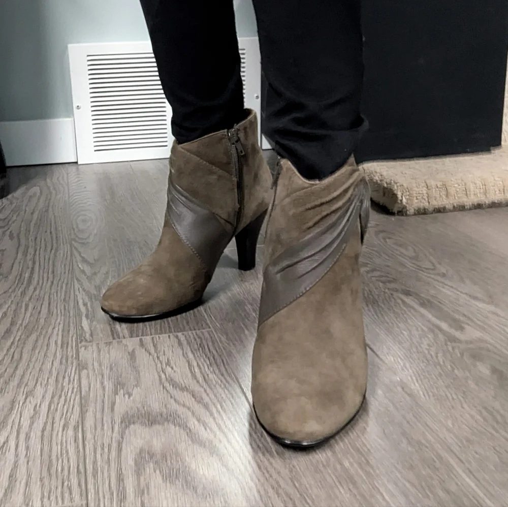 Sofft Elegant Brown Ankle Boots - Picture 3 of 10